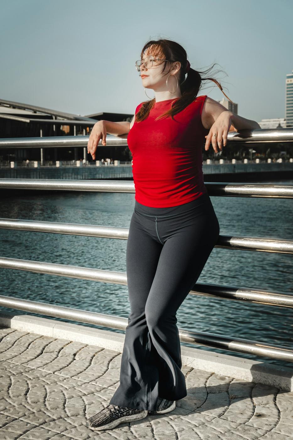 Femme en haut et pantalon évasé
