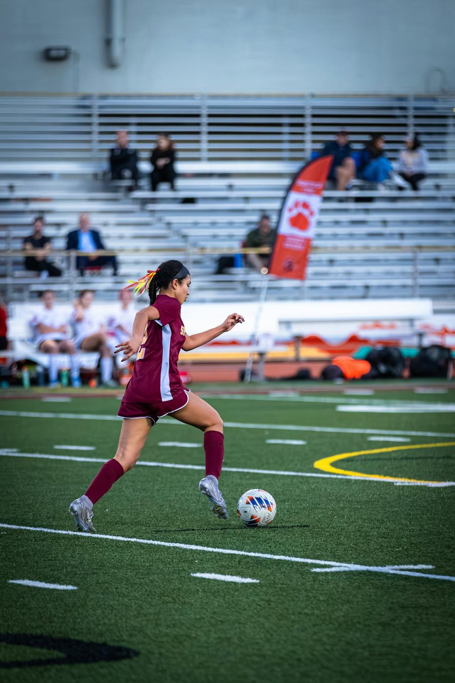 Footballeuse frappant le ballon