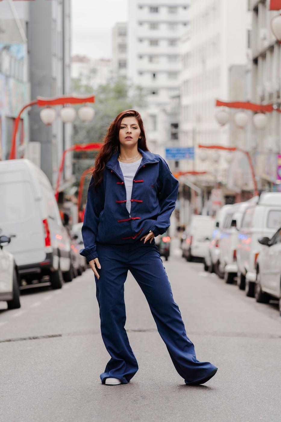 Femme en survêtement ample